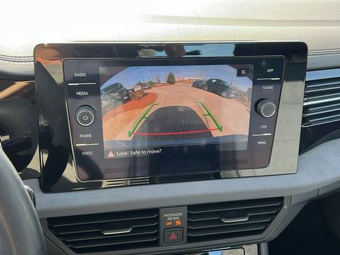 Used 2025 Volkswagen Jetta SE image 32