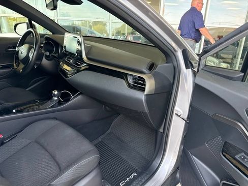 Used 2019 Toyota C-HR XLE FWD image 15