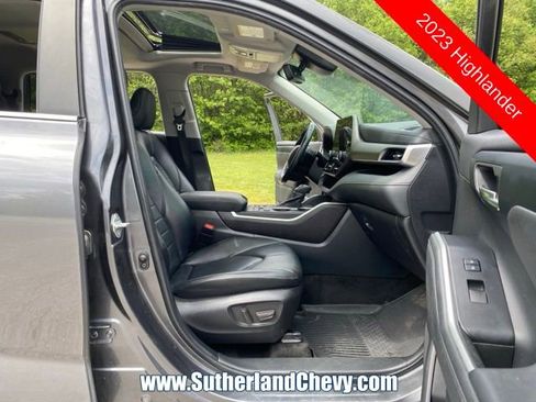 Used 2023 Toyota Highlander XLE image 17