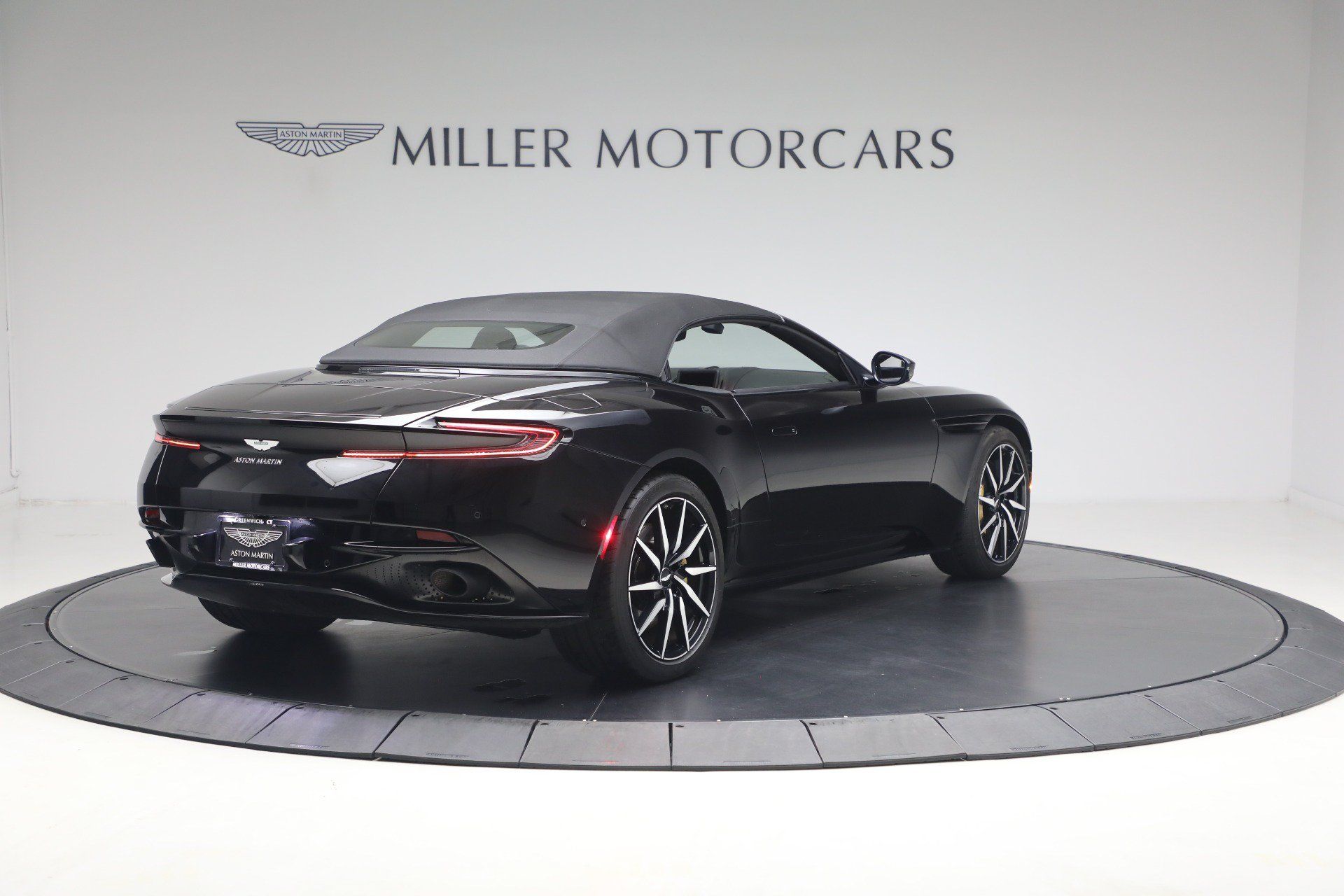 Used 2020 Aston Martin DB11 Volante RWD image 9