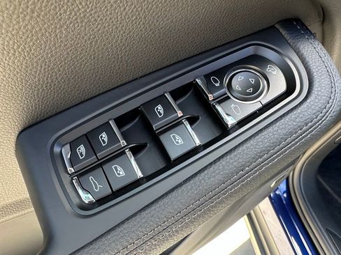 Used 2025 Porsche Macan AWD/4WD image 15