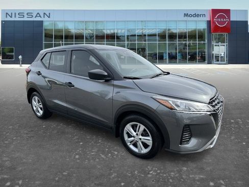 Certified 2025 Nissan Kicks Play S image 3