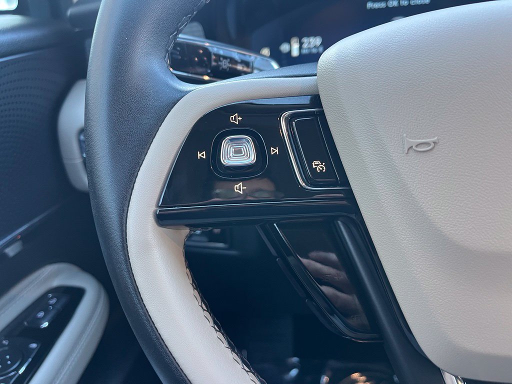 Used 2025 Lincoln Corsair AWD image 28