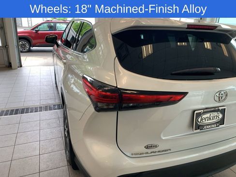Used 2022 Toyota Highlander XLE AWD/4WD image 12