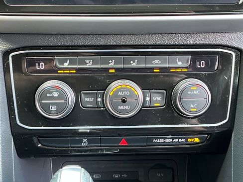 Used 2023 Volkswagen Atlas SE w/ Panoramic Sunroof Package AWD/4WD image 17