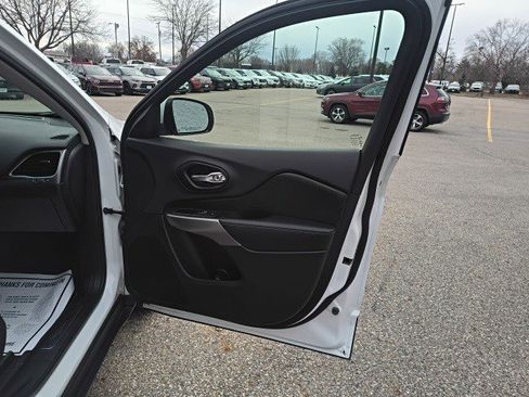 Used 2019 Jeep Cherokee Limited image 17