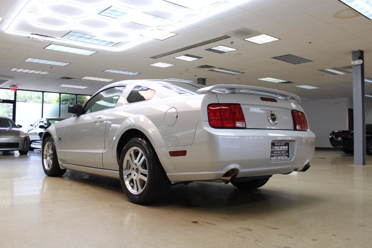 Used 2005 Ford Mustang GT RWD image 3