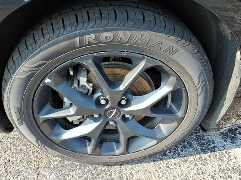 Certified 2025 Chrysler Pacifica Limited FWD image 5