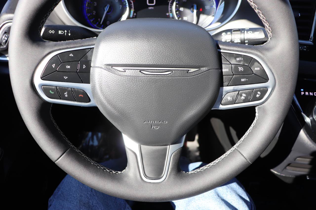 Used 2027 Chrysler Pacifica Select FWD image 34