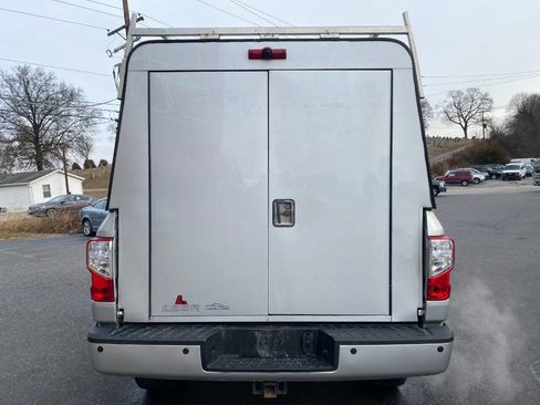 Used 2019 Nissan Titan SV w/ SV Convenience Package image 4