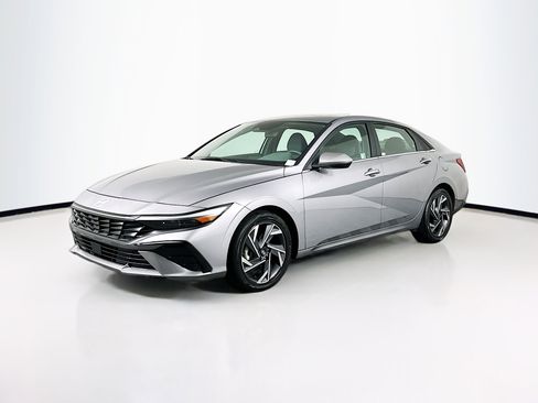 Used 2025 Hyundai Elantra SEL image 3