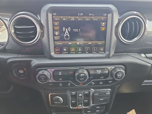 Used 2021 Jeep Wrangler Unlimited Sahara AWD/4WD image 14