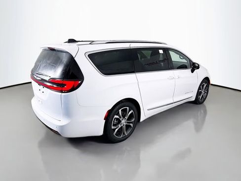 New 2026 Chrysler Pacifica Pinnacle image 7