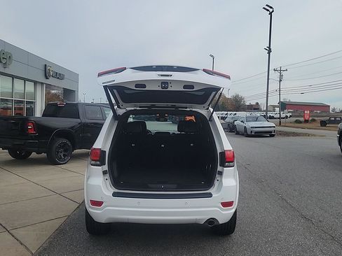 Used 2022 Jeep Grand Cherokee Laredo X image 6