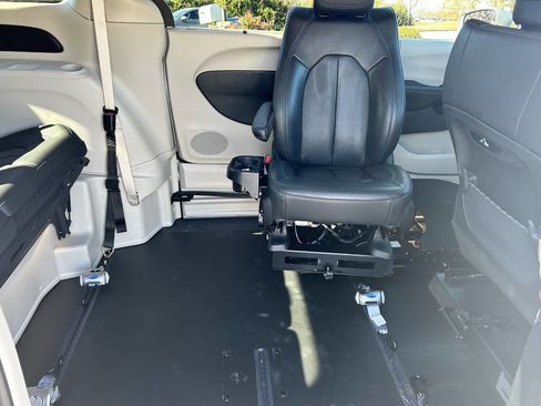 Used 2021 Chrysler Pacifica Touring-L w/ Premium & Safety Sphere Group image 11