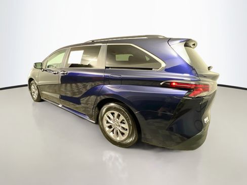 Used 2025 Toyota Sienna XLE FWD image 8