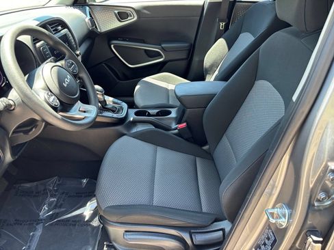 Used 2025 Kia Soul LX w/ LX Technology Package FWD image 25