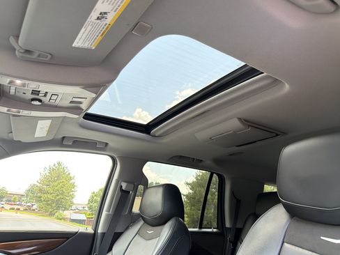 Used 2018 Cadillac Escalade Luxury AWD/4WD image 8