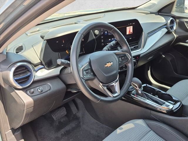Used 2025 Chevrolet Trax LT w/ LT Convenience Package FWD image 10