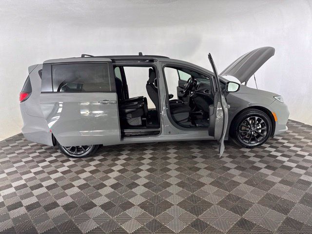 Used 2021 Chrysler Pacifica Touring w/ S Appearance Package FWD image 13