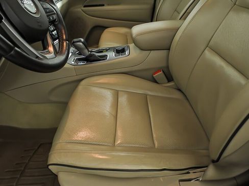 Used 2019 Jeep Grand Cherokee Overland AWD/4WD image 16