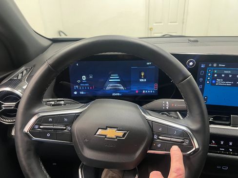 Used 2025 Chevrolet Equinox LT image 47