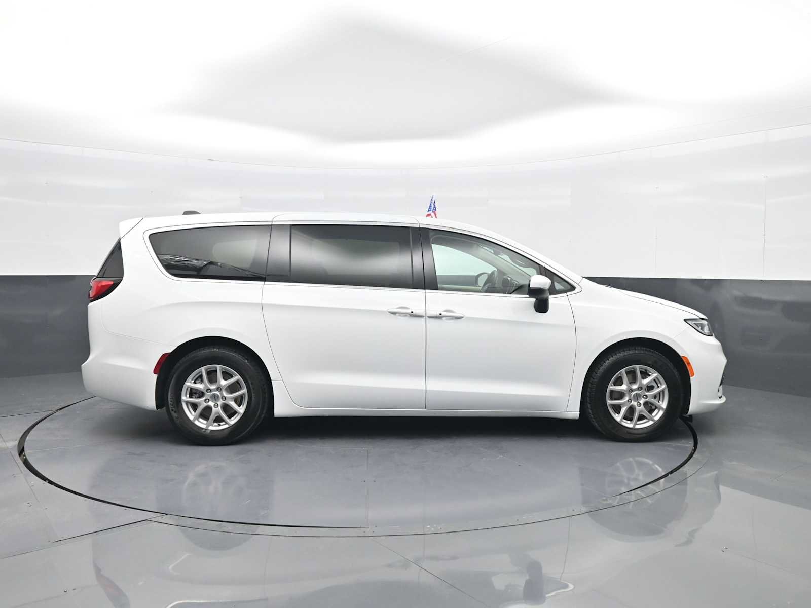 Used 2023 Chrysler Pacifica Touring-L FWD image 9