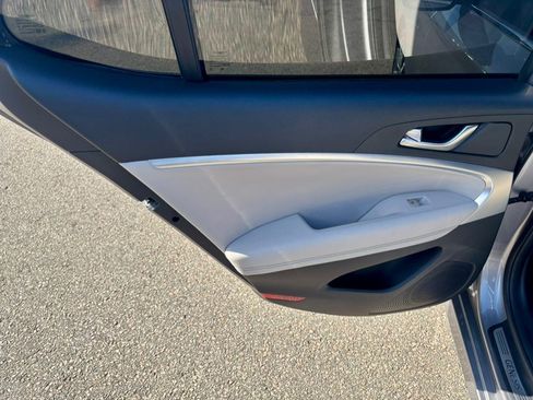 Used 2023 Genesis G70 2.0T image 16