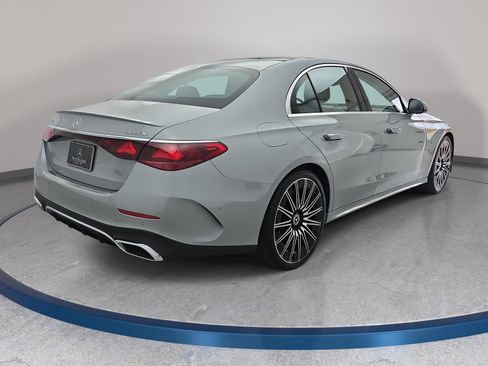 Used 2025 Mercedes-Benz E 350 4MATIC Sedan image 5