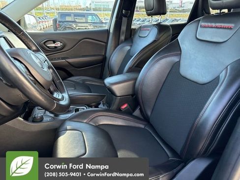 Used 2021 Jeep Cherokee Trailhawk image 13