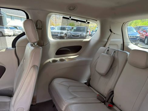 Used 2020 Chrysler Pacifica Touring-L FWD image 20