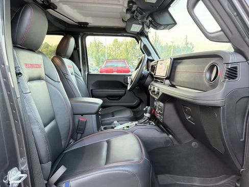 Used 2025 Jeep Wrangler Unlimited Rubicon AWD/4WD image 17