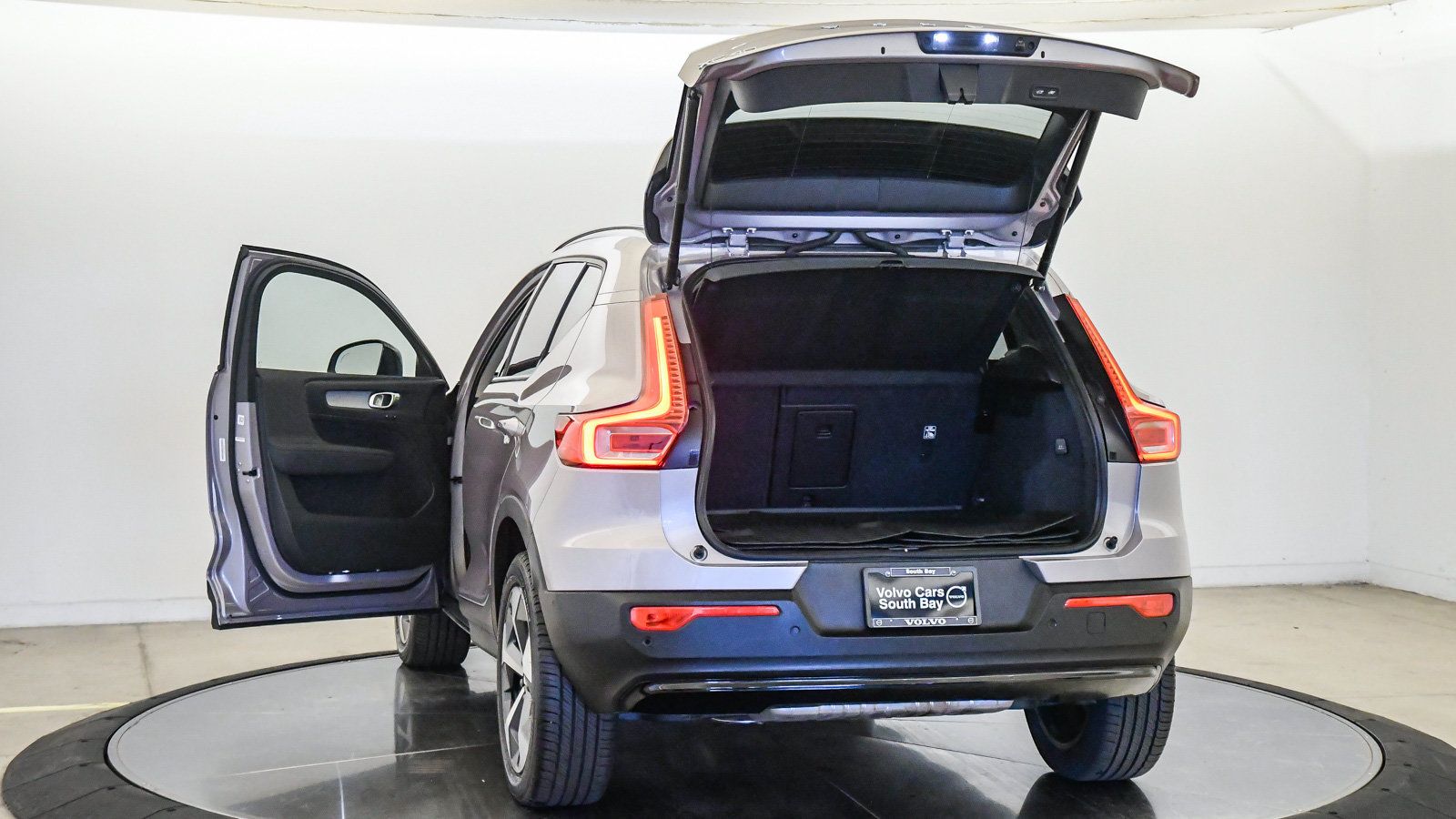 Certified 2026 Volvo XC40 B5 Plus AWD/4WD image 28