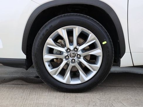 Certified 2021 Toyota Highlander Limited image 9