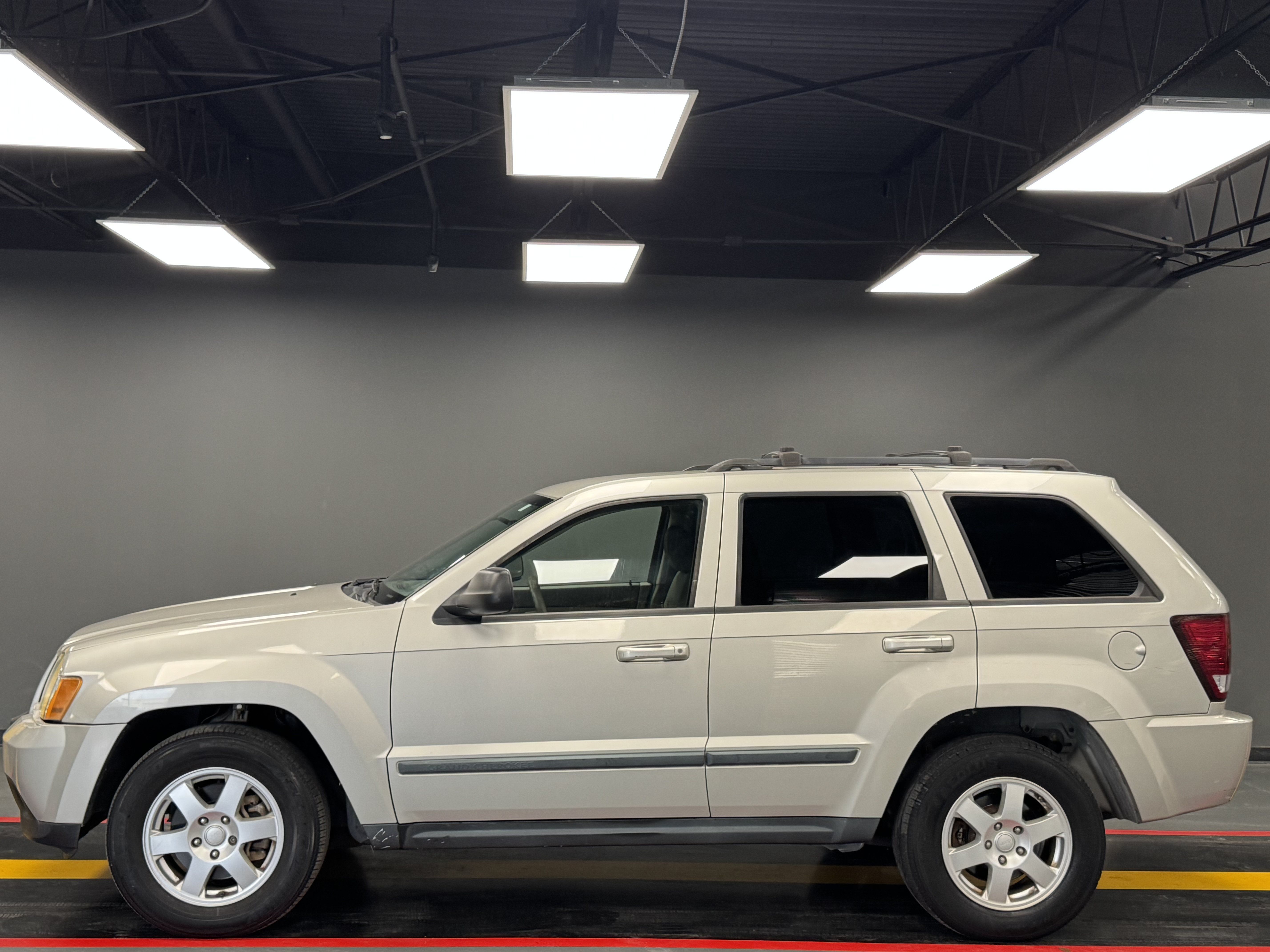 Used 2009 Jeep Grand Cherokee Laredo RWD image 3