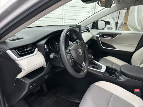 Used 2021 Toyota RAV4 XLE Premium image 9