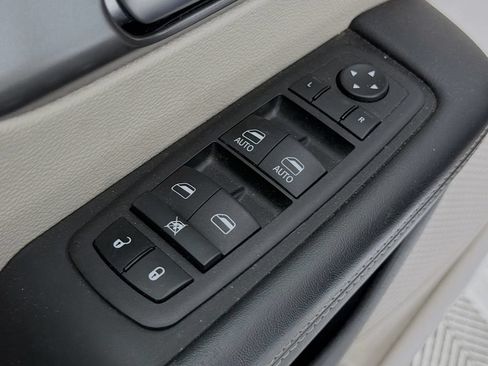 Used 2023 Chrysler Pacifica Touring-L FWD image 21