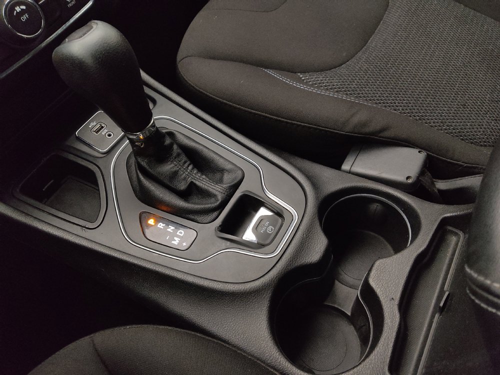 Used 2019 Jeep Cherokee Latitude w/ Popular Appearance Group FWD image 26