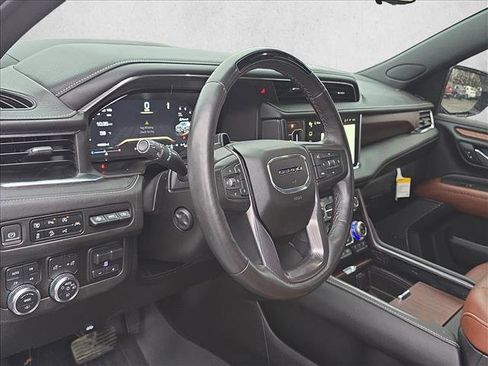 Used 2023 GMC Yukon XL Denali Ultimate image 9