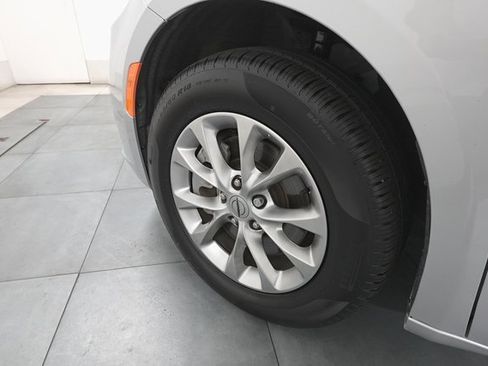 Used 2024 Chrysler Pacifica Touring-L image 27