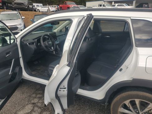 Used 2023 Toyota Corolla Cross XLE w/ Convenience Package image 9