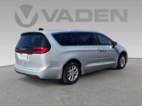 Used 2024 Chrysler Pacifica Touring-L image 17