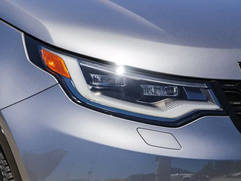 New 2025 Land Rover Discovery Dynamic SE image 6