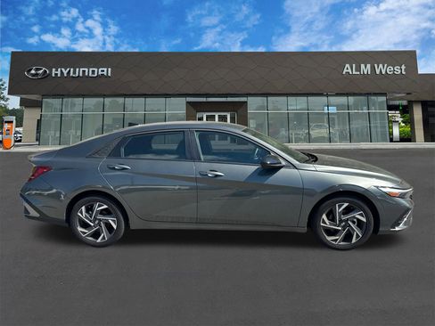 Used 2025 Hyundai Elantra Sport FWD image 4