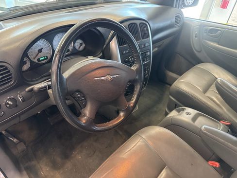 Used 2005 Chrysler Town & Country Touring w/ Luxury Group image 15