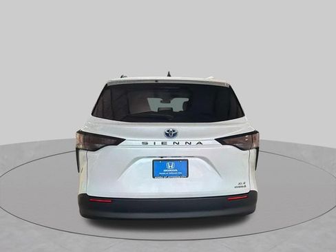 Used 2023 Toyota Sienna XLE FWD image 5