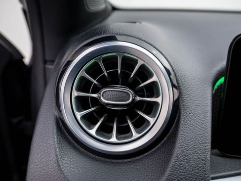 Used 2022 Mercedes-Benz GLB 250 4MATIC image 24