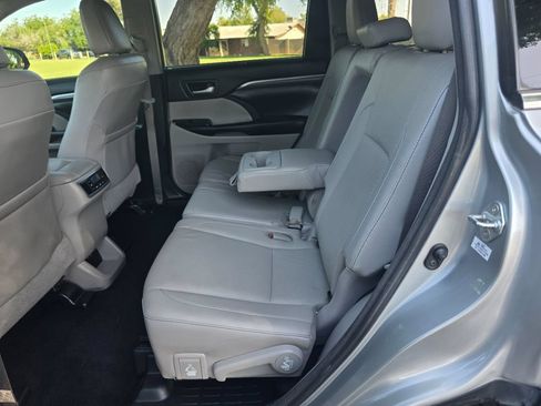 Used 2018 Toyota Highlander Limited w/ Carpet Mat Package (TMS) FWD image 26