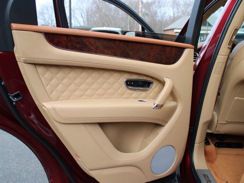 Used 2018 Bentley Bentayga AWD/4WD image 17