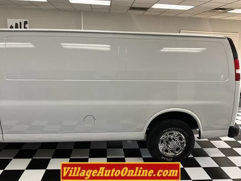Used 2017 Chevrolet Express 2500 Extended RWD image 9